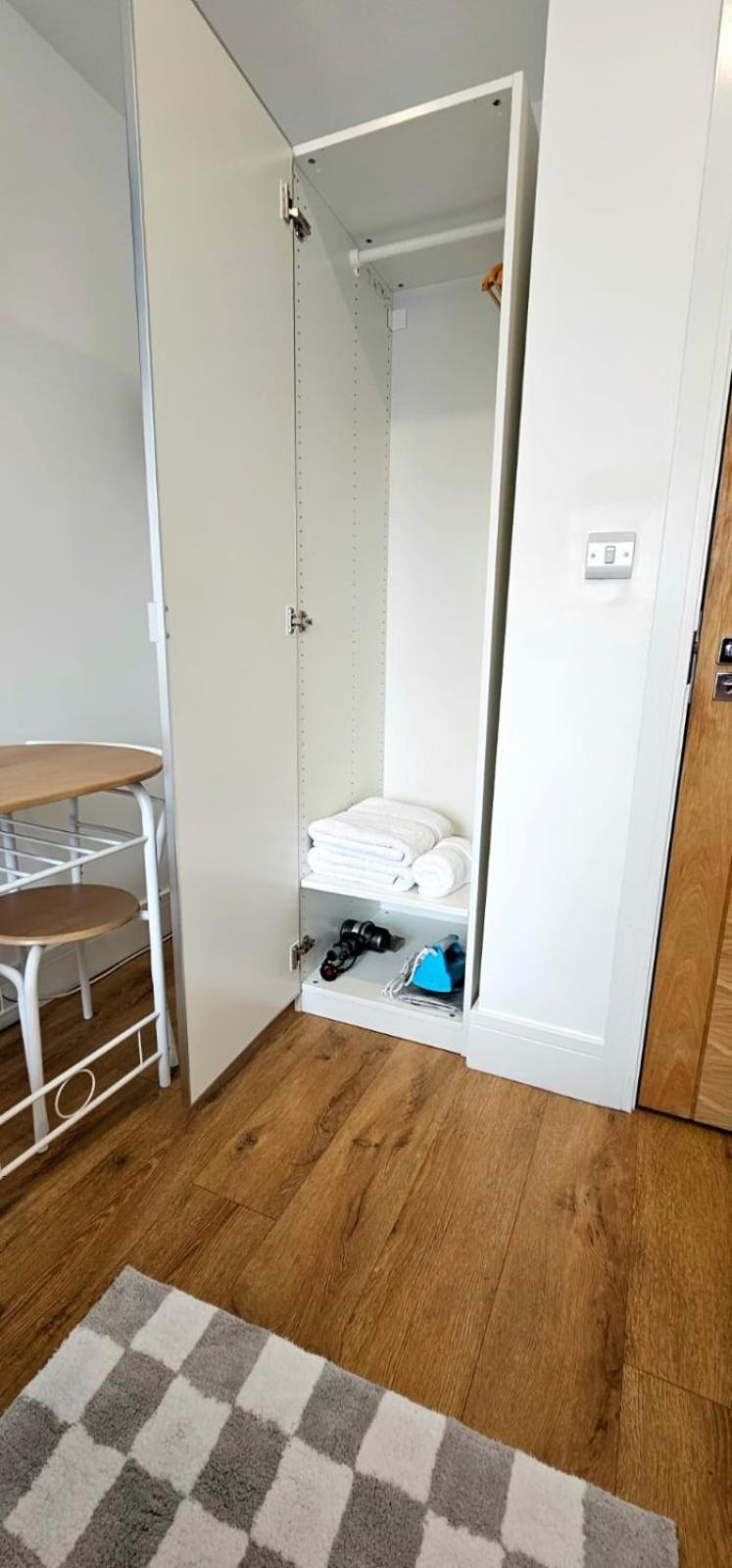 Claire Double Room Лондон Екстериор снимка