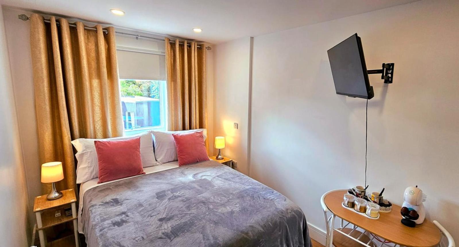 Claire Double Room Лондон Екстериор снимка