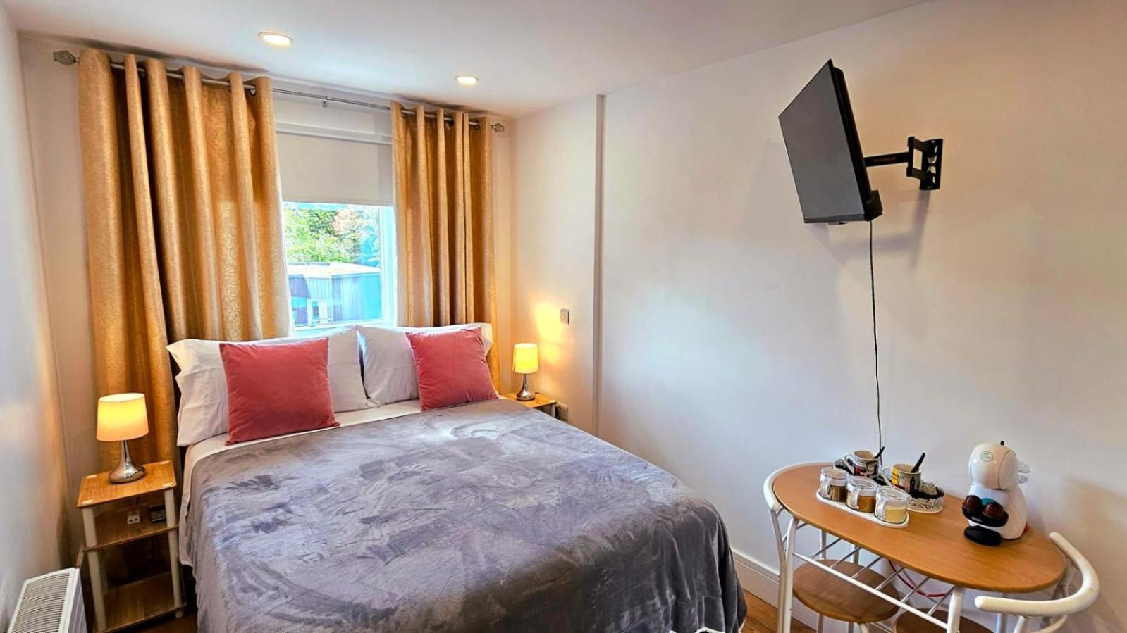 Claire Double Room Лондон Екстериор снимка